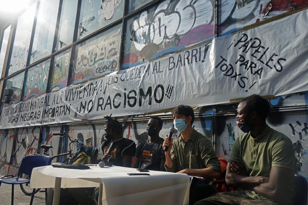 Taller de Top Manta y colectivos del Raval, a la espera de una solución social