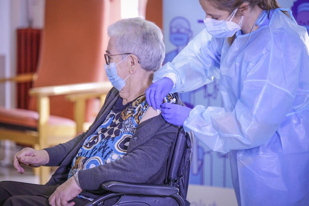 És bona idea administrar una sola dosi de vacunes enfront la COVID-19?