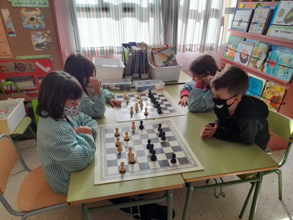 Escacs educatius, tot el que no explica ‘Gambito de Dama’