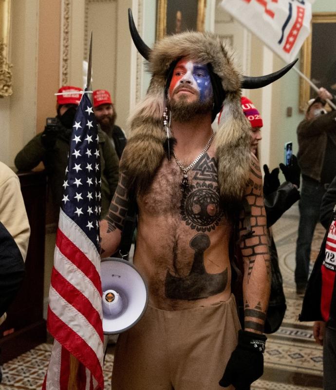 Vikings al Capitoli? Sobre la iconografia nòrdica en què l’ultradreta s’emmiralla