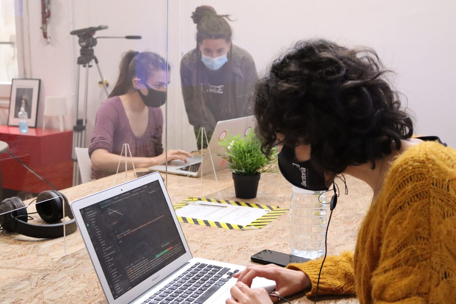 Favorecer el acceso laboral de las mujeres en tecnología para repensarla con mirada feminista