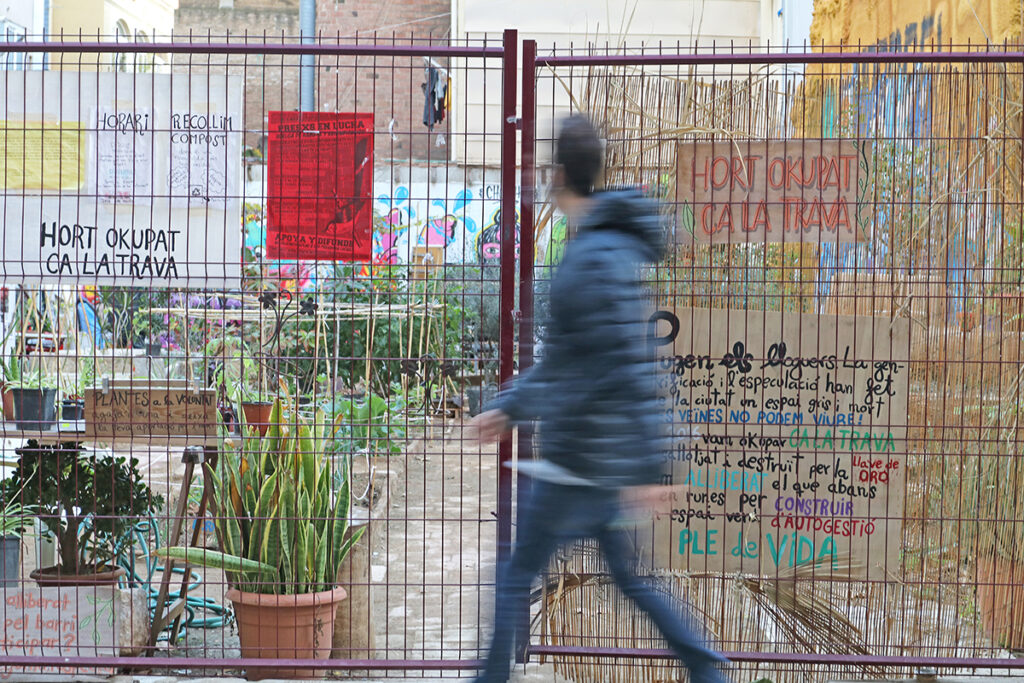 Els centres socials okupats es reinventen durant la pandèmia i dirigeixen les seves activitats a fins socials