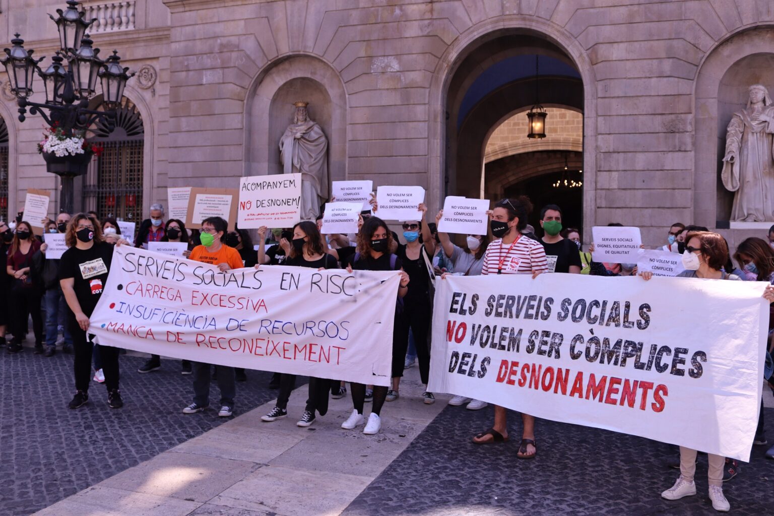 Vaga a serveis socials del Raval per no participar en desnonaments, augmentar recursos i repensar el model