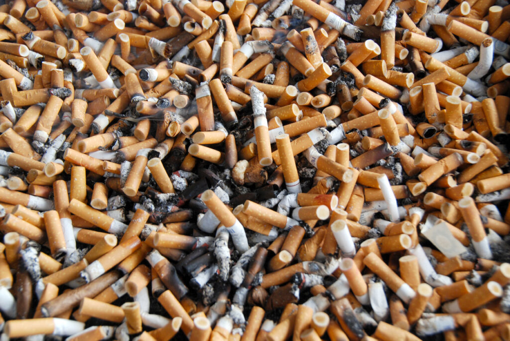 Las colillas son un residuo tóxico: ¿por qué no las gestionamos como tal?