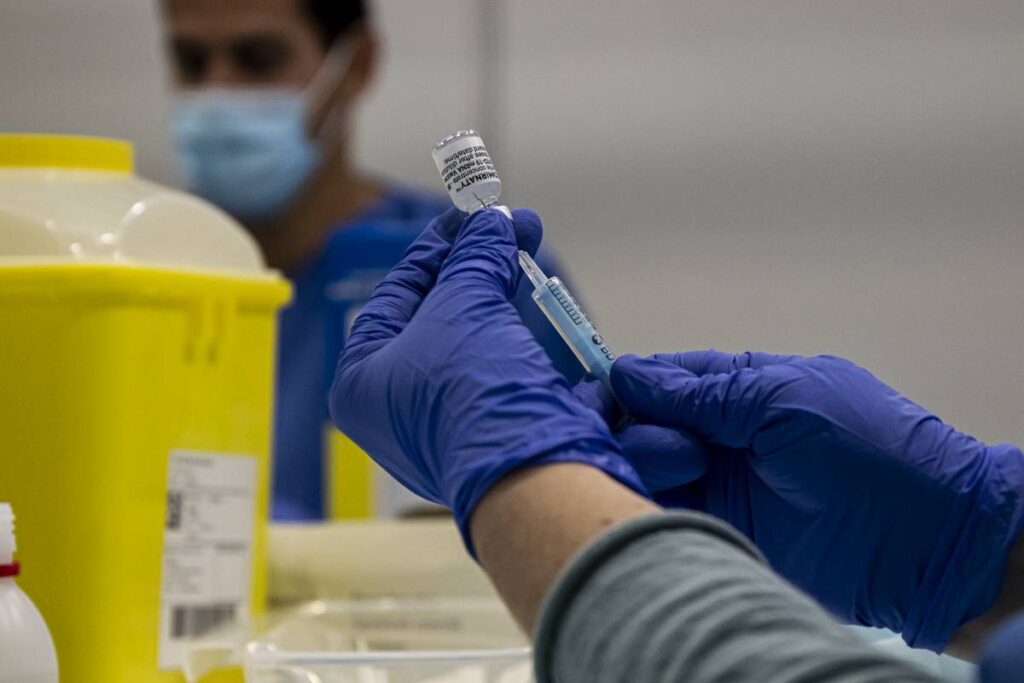 Mejora la situación de la pandemia en Cataluña, mientras las vacaciones ralentizan el proceso de vacunación