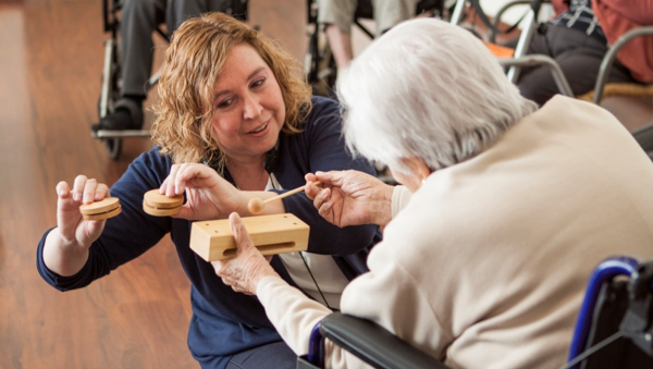 La musicoterapia en pacientes con Alzheimer: cuidar más que curar