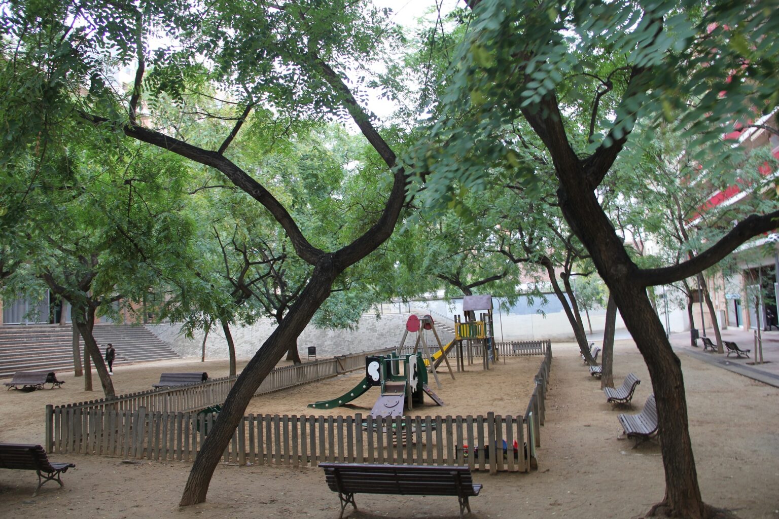 Cruzar la puerta del jardín para recordar una fábrica