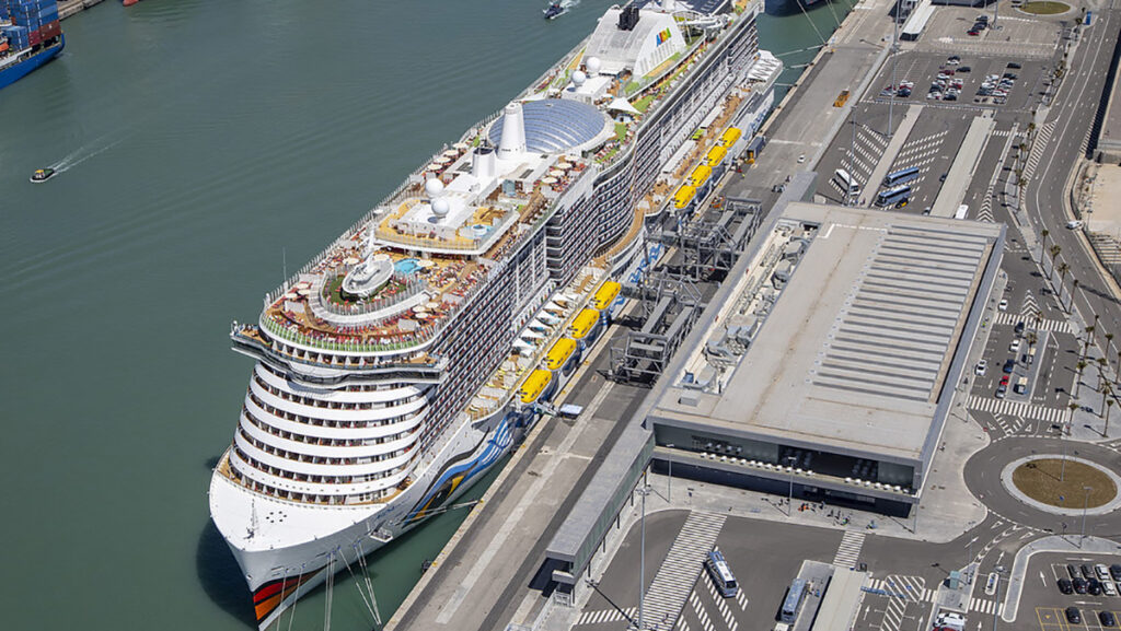 Contaminació i degradació dels barris a canvi de pocs beneficis: els creuers al Port de Barcelona