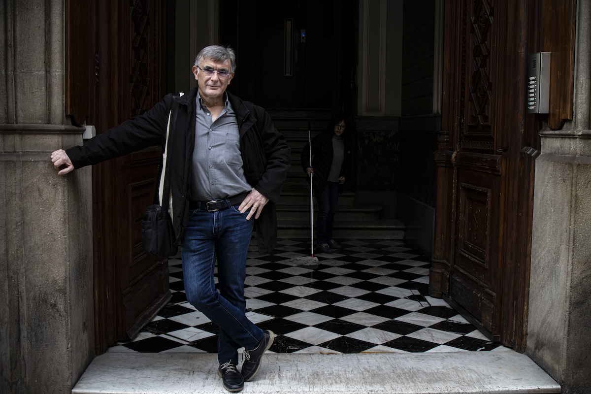 Fragmento del libro No te hagas ilusiones: cavilaciones que se esparcirán como grumos grises, depresivos y sanguinolents en el damero de baldosas blancas y negras, todavía húmedas, porque las acaba de limpiar la señora Marina, y lo ensuciarán todo al acabar de sentir este catacrac!