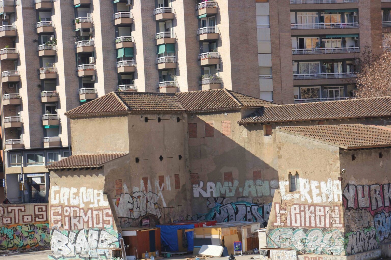 Barracas, chatarra y negligencia en la torre del Fang