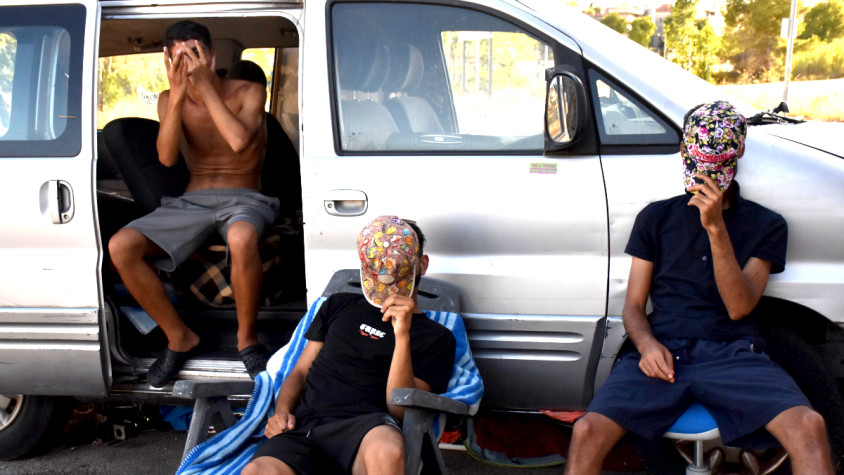 “Nos dicen ‘vete a tu país’, pero queremos trabajar”: la historia de los tres chicos que viven en una furgoneta