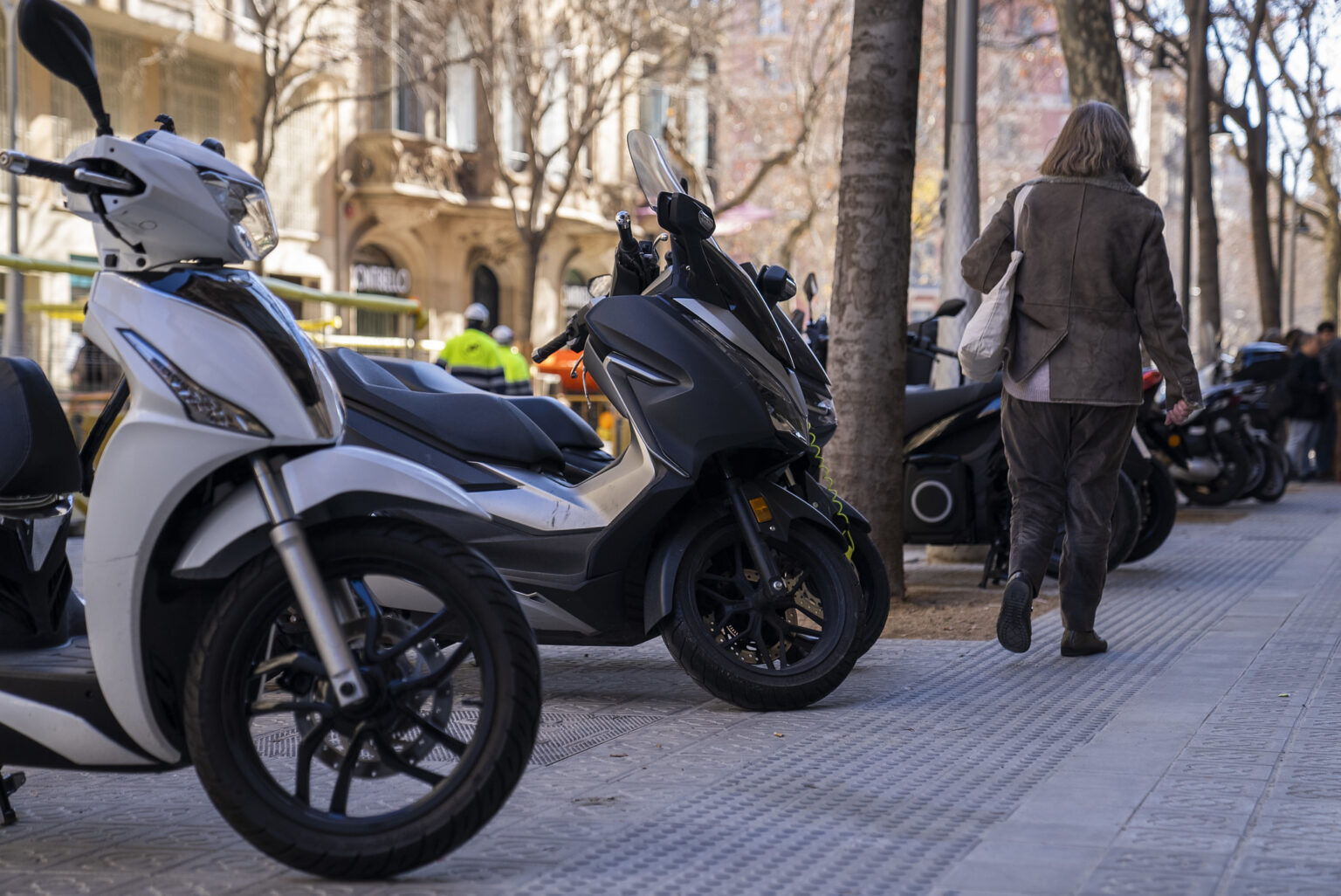 ¿Motos en las aceras, solución o problema?