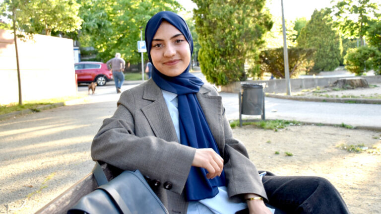 Zuhal Sherzad: “La prohibició d’estudiar fa molt més mal a les dones afganeses que la de cantar o portar pintallavis”