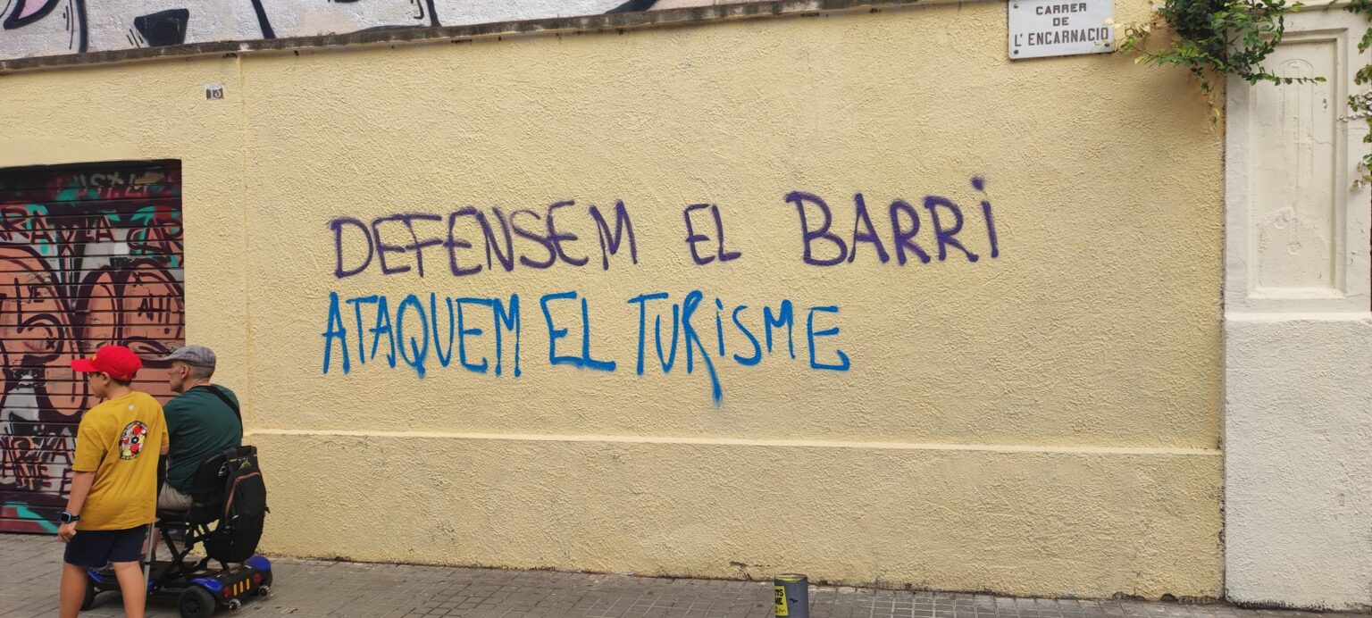 Grafitis contra el turismo: la otra cara de las Fiestas de Gràcia