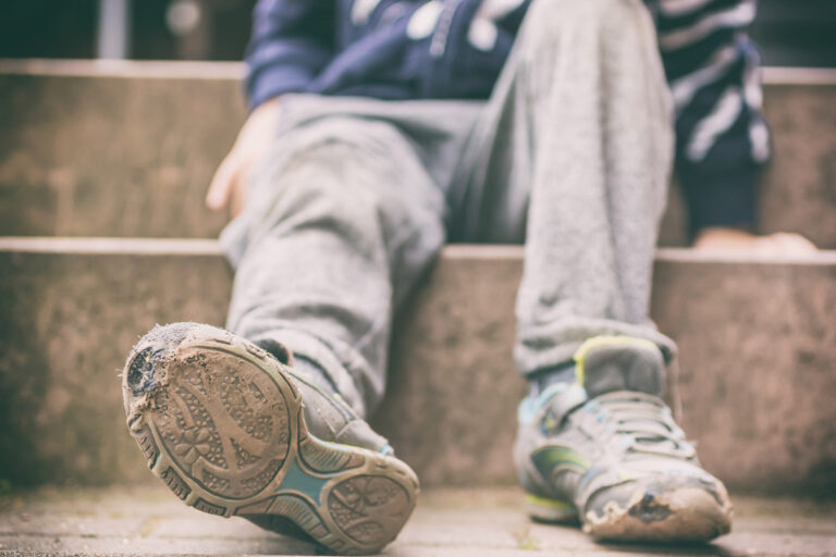 Infancia afectada por la pobreza y la falta de protección social en Cataluña