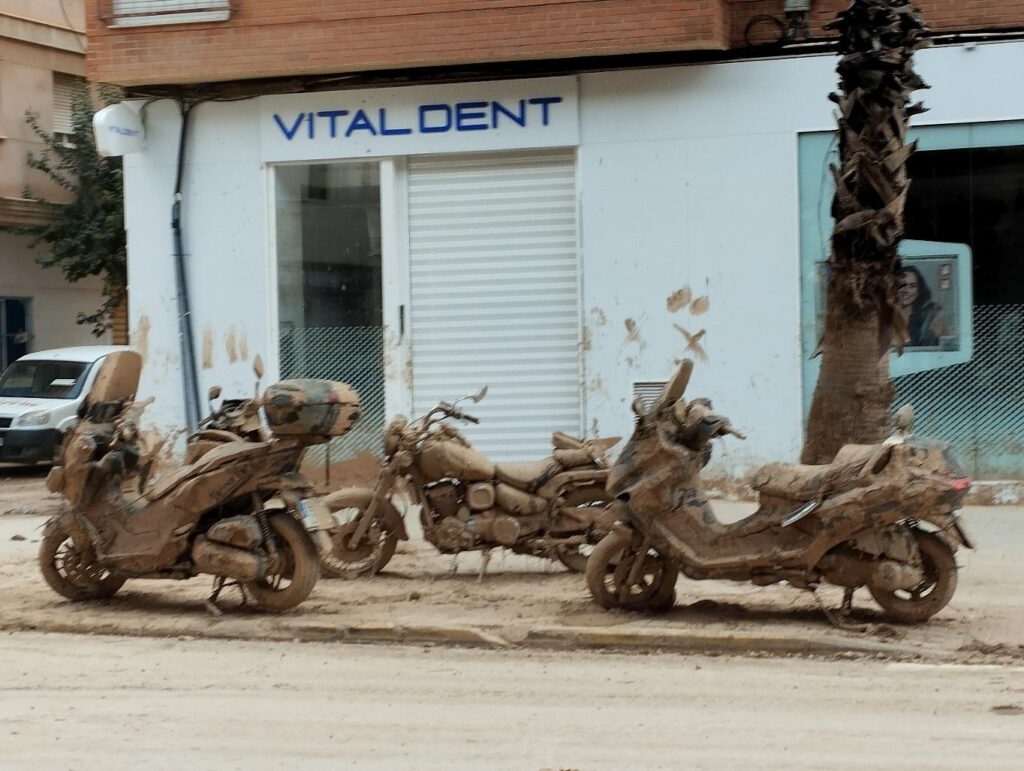 Motos cubiertas de barro en Catarroja, días después de la inundación del 29 de octubre de 2024. Foto: FM