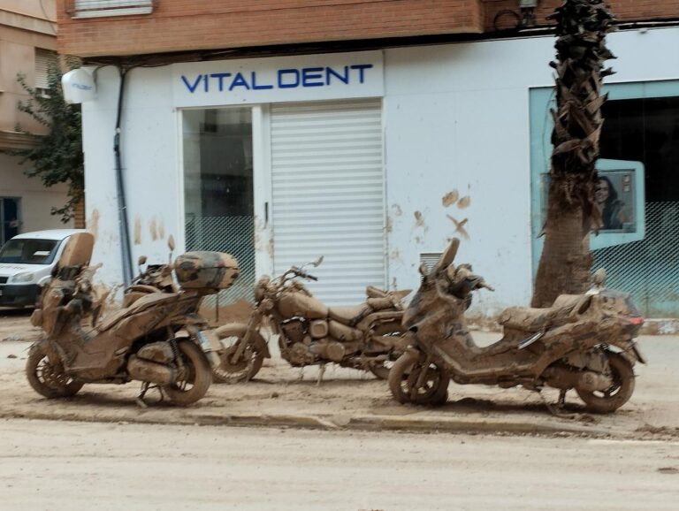 Motos cubiertas de barro en Catarroja, días después de la inundación del 29 de octubre de 2024. Foto: FM