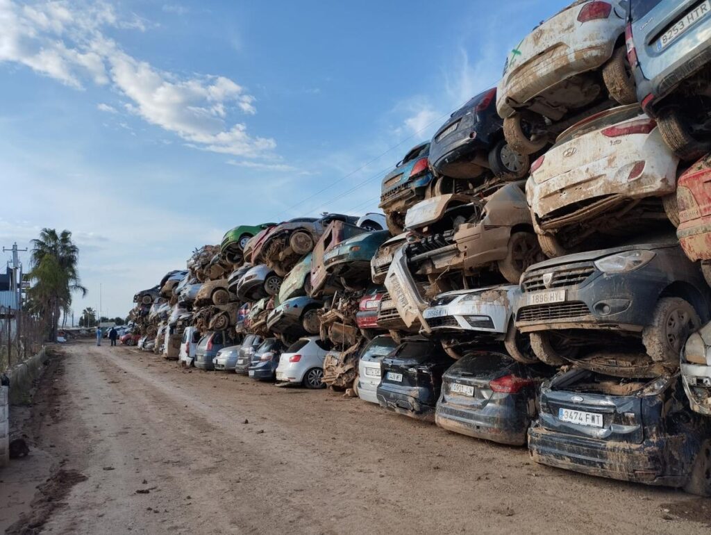Imatge d’una campa de cotxes sinistrats per la DANA, al polígon d’Albal actualment neta. Foto: FM.