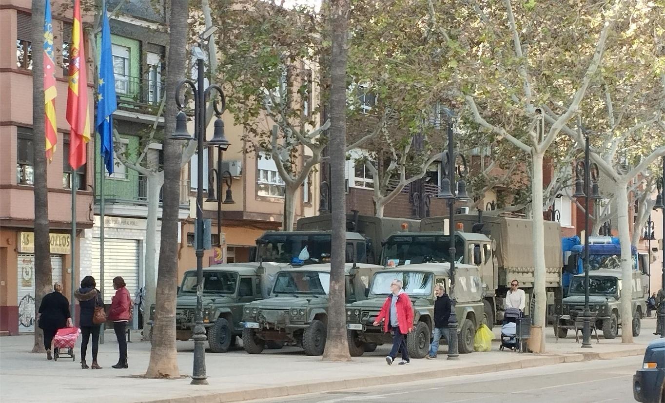Vehículos de la UME en la plaza de la Constitución de Aldaia. Foto: FM.