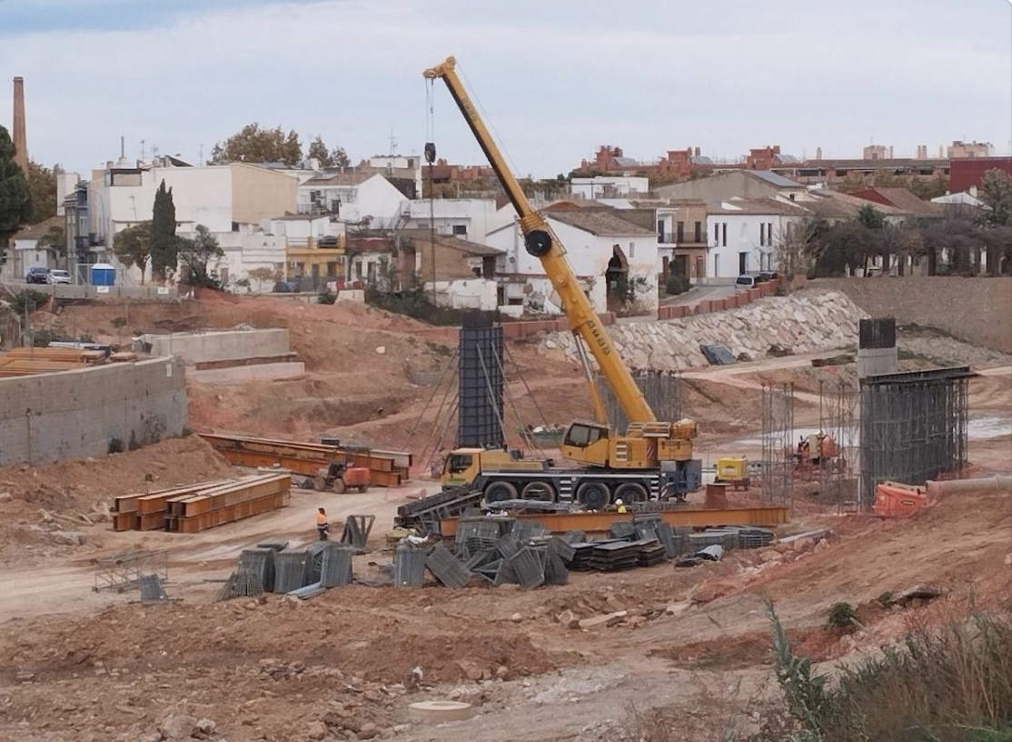 Obres d’emergència de construcció de ponts arrossegats per la DANA a Paiporta (imatge de dalt) i a Picanya (baix) al barranc de Xiva-Poio-Torrent. Fotos: FM. 