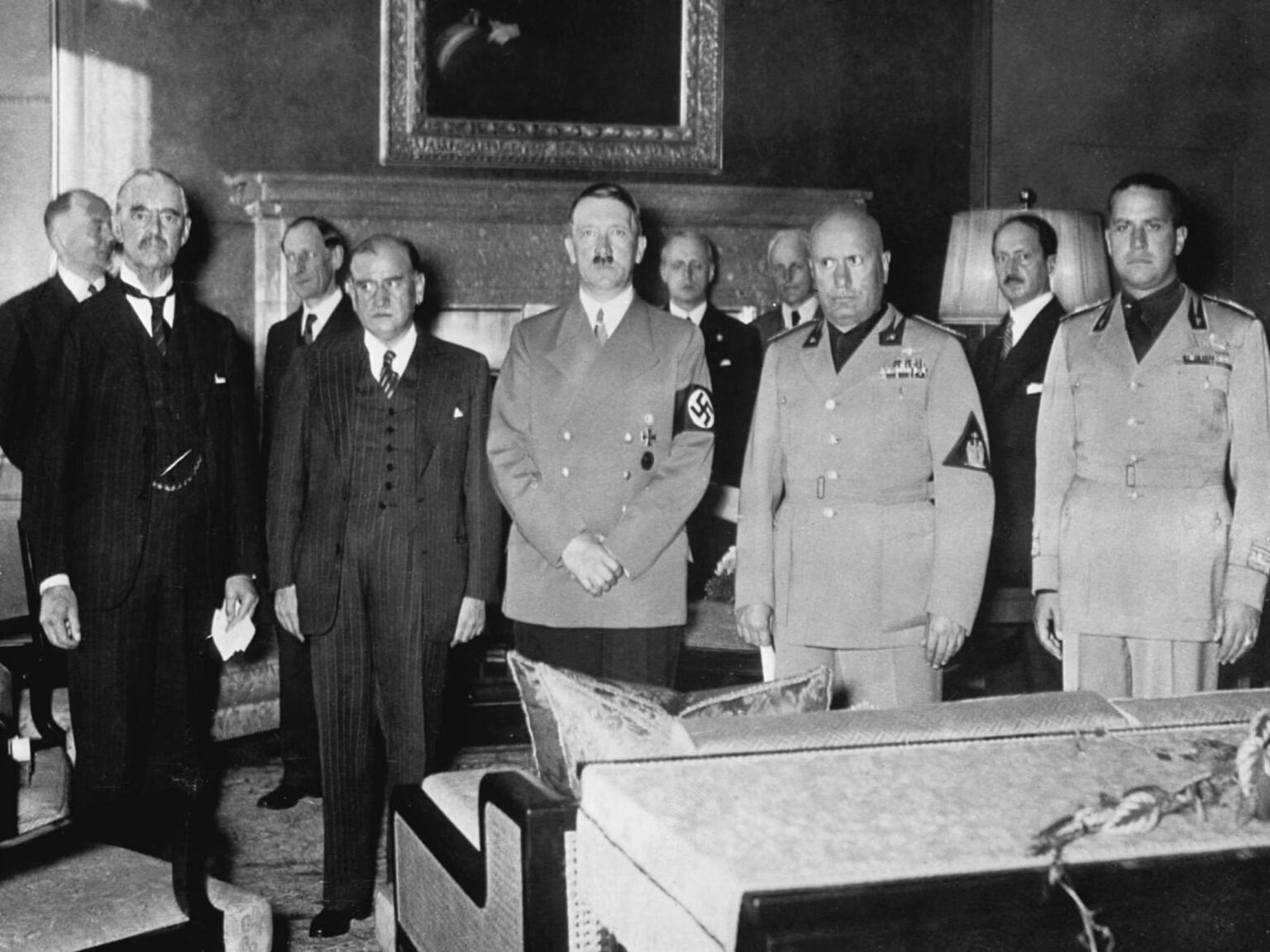 El cas Chamberlain: la submissió a Trump com a farsa Chamberlain, Daladier, Hitler, Mussolini, y Ciano fotografiados antes de firmar los Acuerdos de Múnich.
