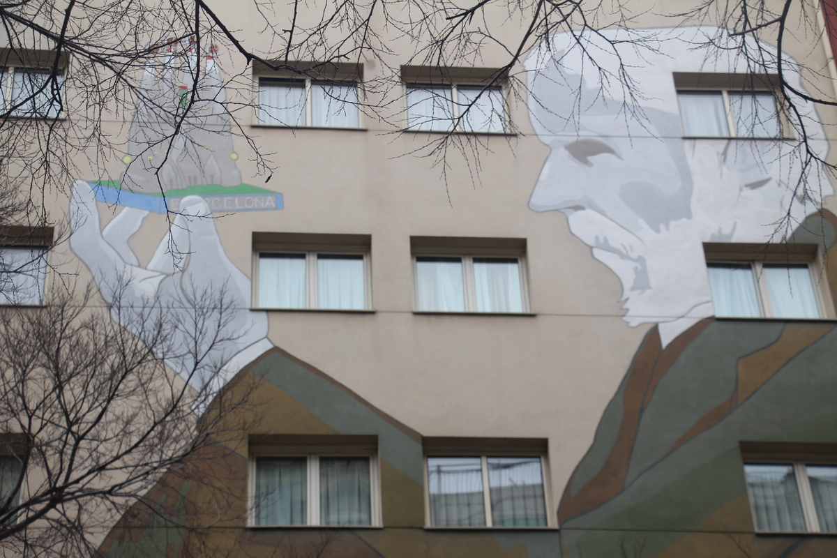 Mural de Gaudí en un hotel del carrer Provença