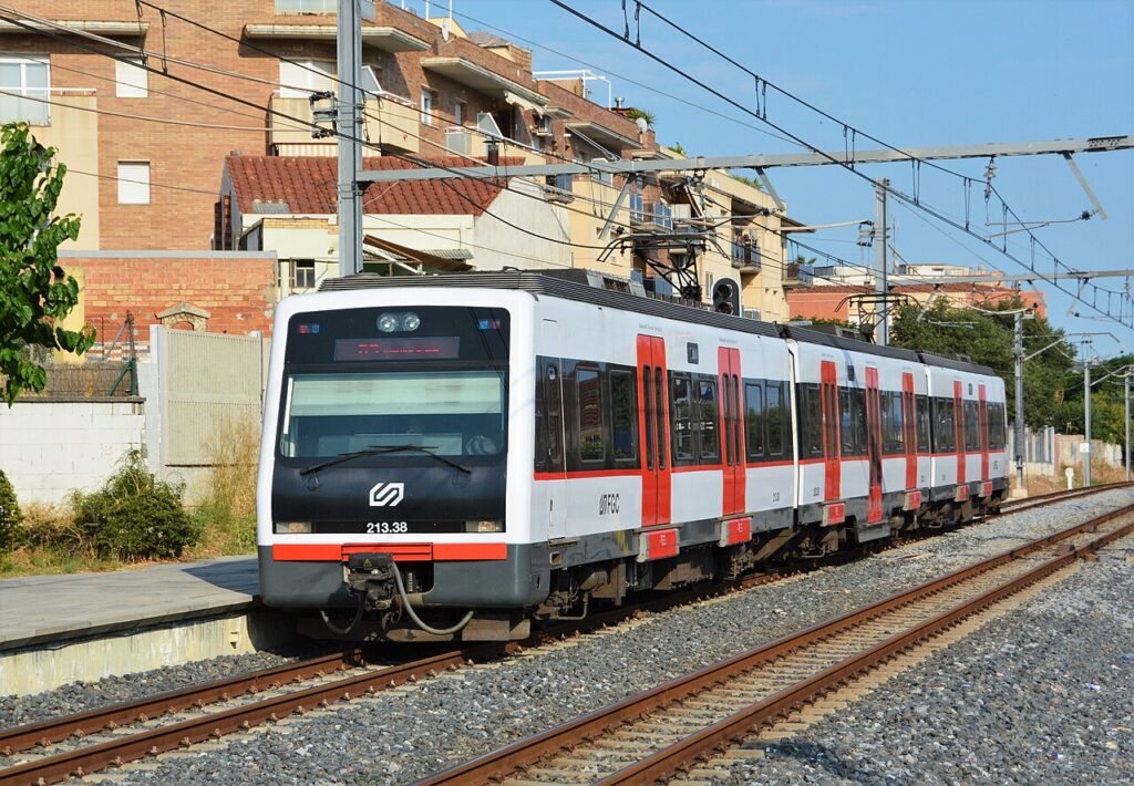 La unitat de tren 213.38 de Ferrocarrils de la Generalitat de Catalunya, entrant a l'estació d'Olesa de Montserrat, fent el tren N445 de Barcelona Plaça Espanya a Manresa Baixador.