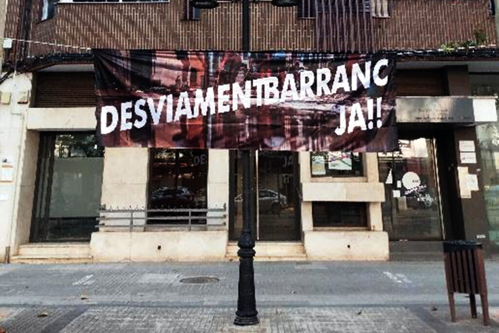 Els carrers d’Aldaia estan plens de pancartes amb demanant el desviament del barranc de la Saleta (dreta). Foto: FM.