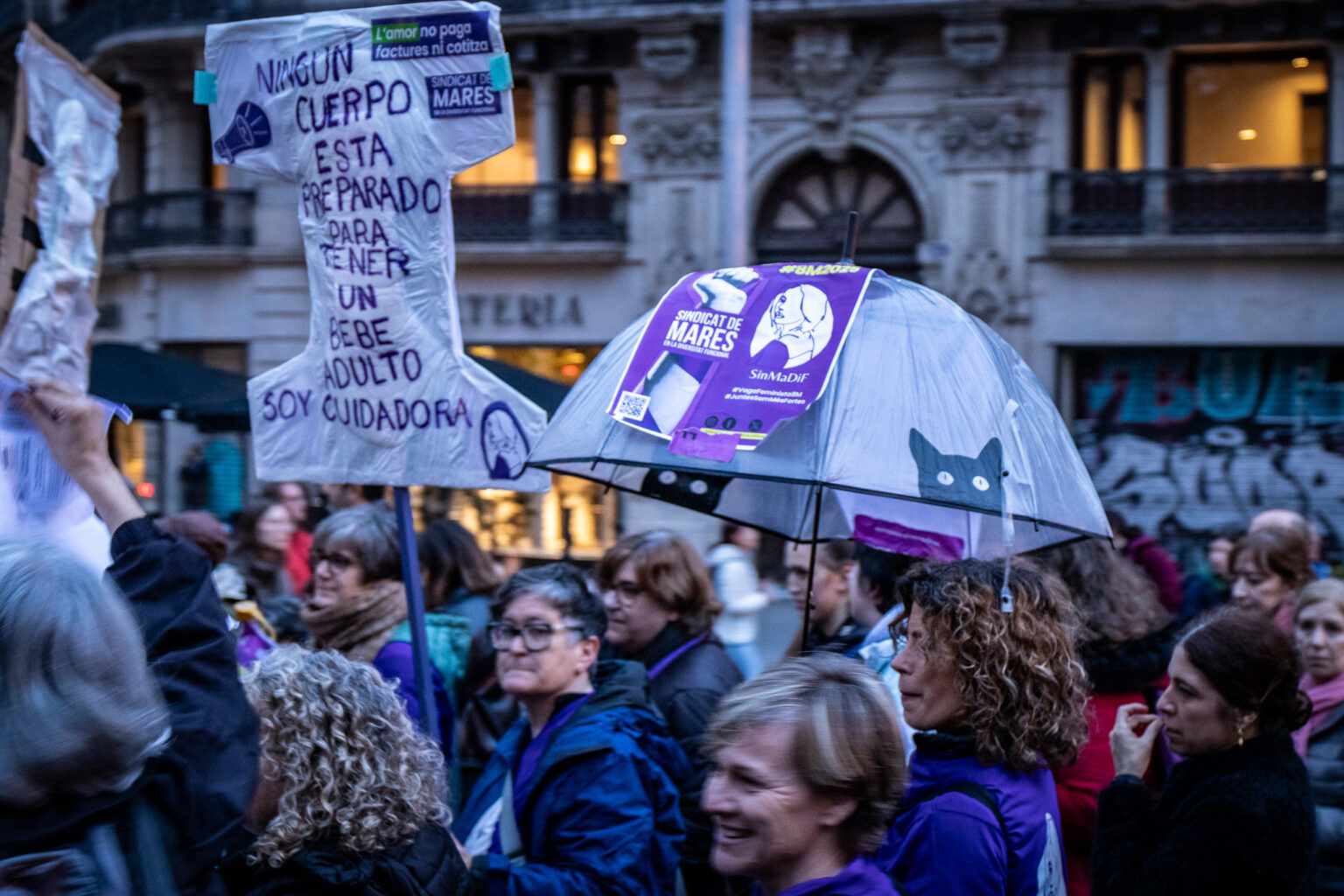Qui cuida a les que cuiden Barcelona? Una de les grans contradiccions del nostre temps és que el treball que sosté la vida continua essent el que menys drets té.