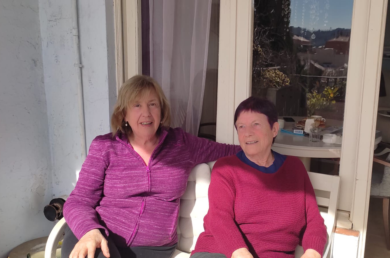 Núria Martí y Carmen Roca, activistas de la Plataforma en Defensa de la Sanidad Pública de Terrassa-Marea Blanca. | Pep Valenzuela