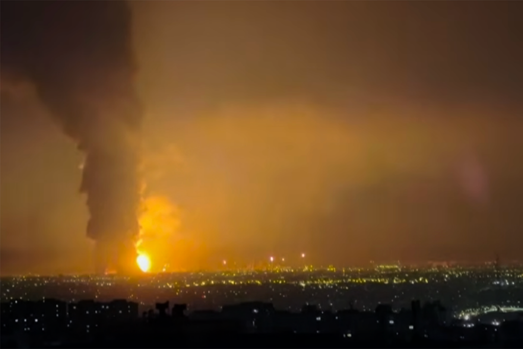 Per què l’Iran està en un punt de no retorn? La capital de l’Iran, Teheran, s’ha llevat aquest diumenge coberta per un núvol tòxic provocat pels atacs contra instal·lacions petrolieres situades a la ciutat i als seus voltants.